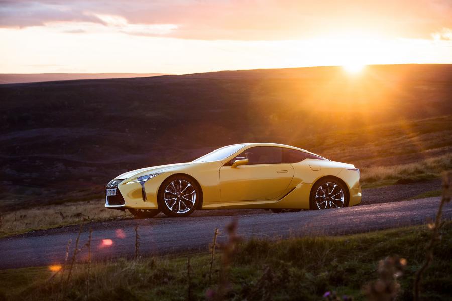  Lexus LC500 2017 года  (UK) (фото 24 из 40)
